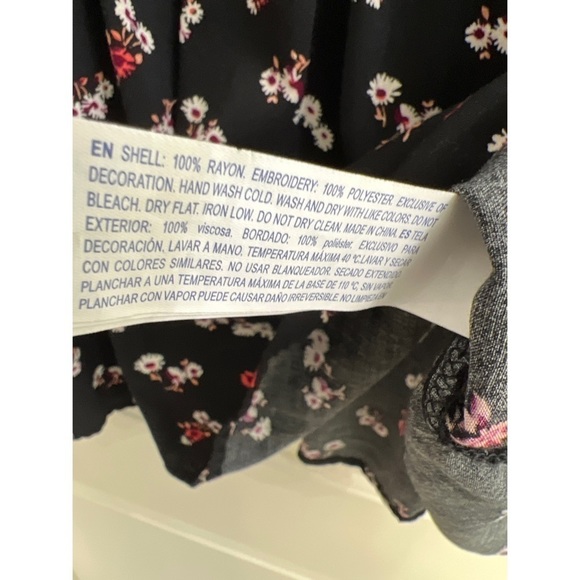 Forever 21 FLORAL EMBROIDERED MINI - SIZE M - Picture 5 of 5